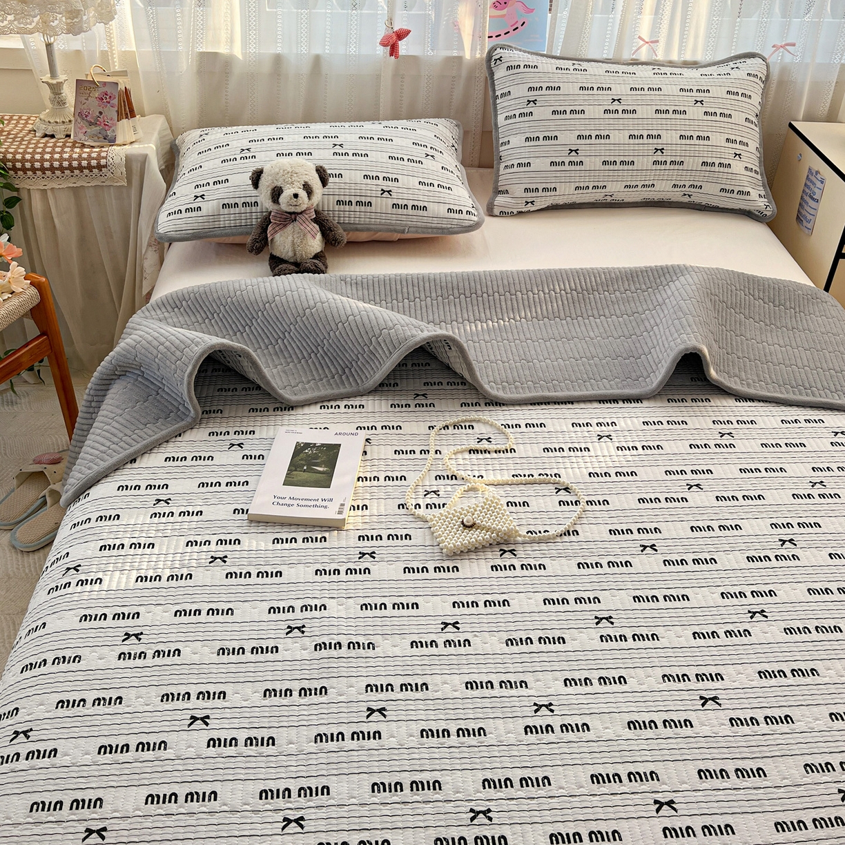 91家纺网 家纺一手货源 找家纺 恒尚居 2025新款双层纱牛奶绒床盖双面两用夹棉床单床垫-秋冬款 四季通用 miu miu【A双层纱-B牛奶绒】