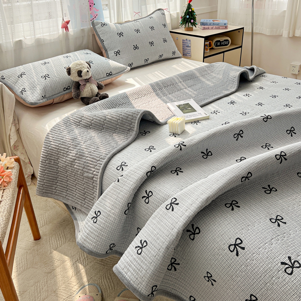 91家纺网 家纺一手货源 找家纺 恒尚居 2025新款双层纱牛奶绒床盖双面两用夹棉床单床垫-秋冬款 四季通用 蝴蝶结-灰【A双层纱-B牛奶绒】