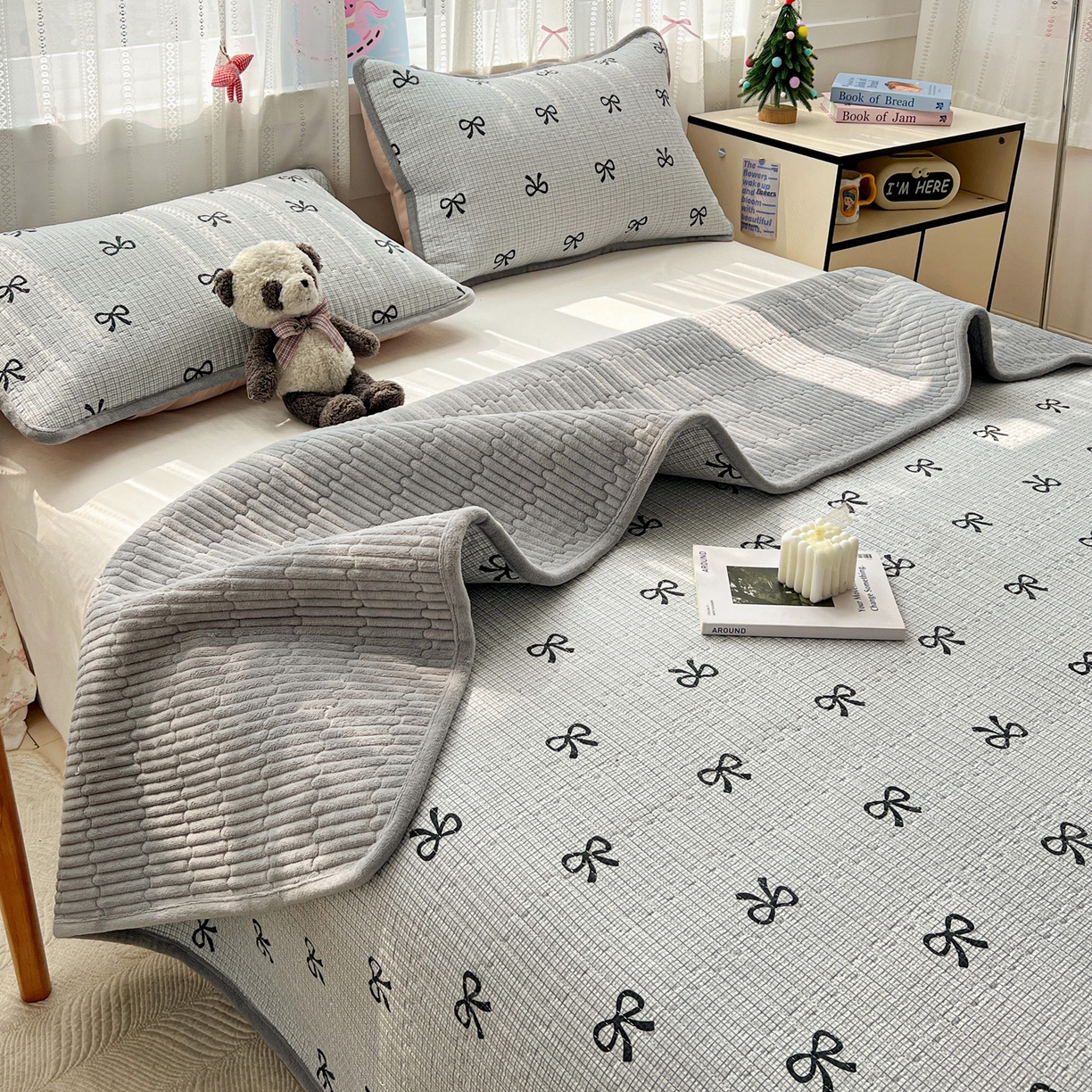 91家纺网 家纺一手货源 找家纺 恒尚居 2025新款双层纱牛奶绒床盖双面两用夹棉床单床垫-秋冬款 四季通用 蝴蝶结-灰【A双层纱-B牛奶绒】