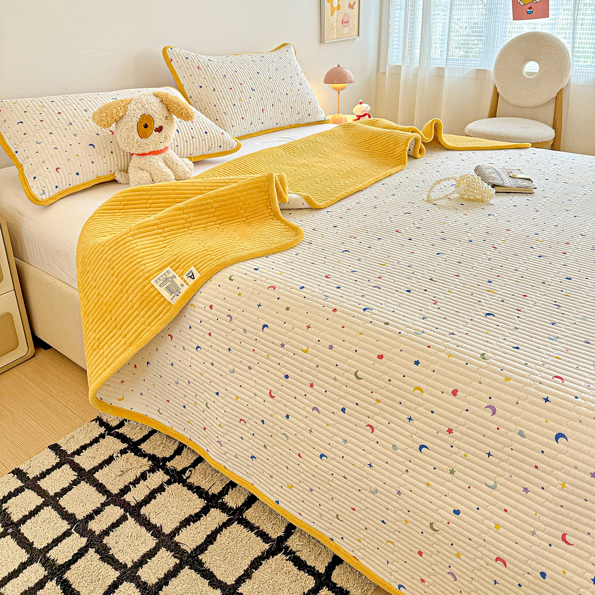 91家纺网 家纺一手货源 找家纺 恒尚居 2025新款双层纱牛奶绒床盖双面两用夹棉床单床垫-秋冬款 四季通用 星月【A双层纱-B牛奶绒】