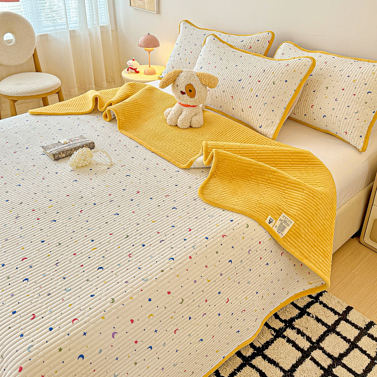 91家纺网 家纺一手货源 找家纺 恒尚居 2025新款双层纱牛奶绒床盖双面两用夹棉床单床垫-秋冬款 四季通用 星月【A双层纱-B牛奶绒】