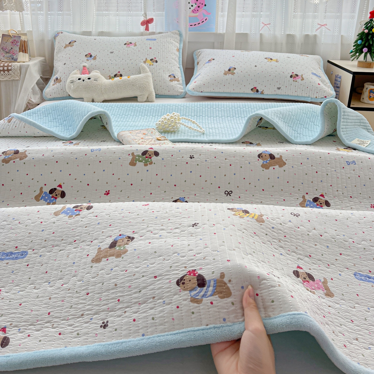 91家纺网 家纺一手货源 找家纺 恒尚居 2025新款双层纱牛奶绒床盖双面两用夹棉床单床垫-秋冬款 四季通用 波点狗狗【A双层纱-B牛奶绒】