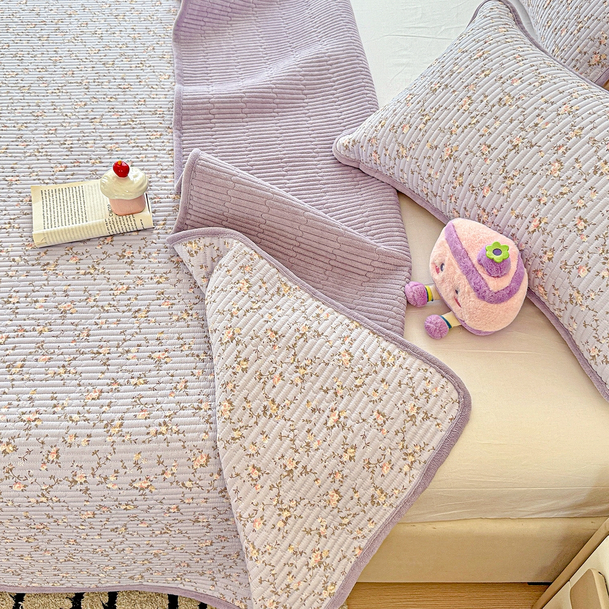 91家纺网 家纺一手货源 找家纺 恒尚居 2025新款双层纱牛奶绒床盖双面两用夹棉床单床垫-秋冬款 四季通用 紫藤花【A双层纱-B牛奶绒】