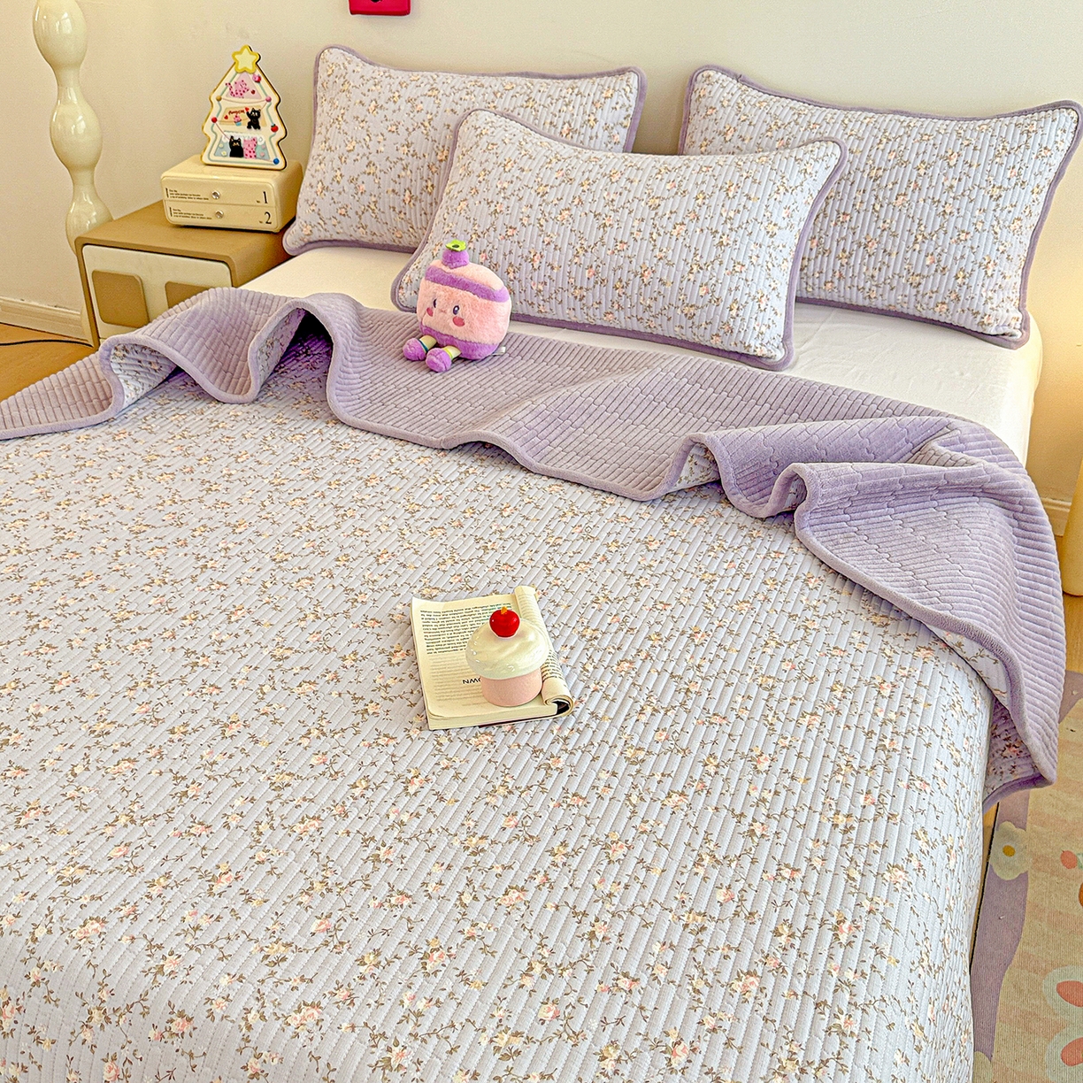 91家纺网 家纺一手货源 找家纺 恒尚居 2025新款双层纱牛奶绒床盖双面两用夹棉床单床垫-秋冬款 四季通用 紫藤花【A双层纱-B牛奶绒】