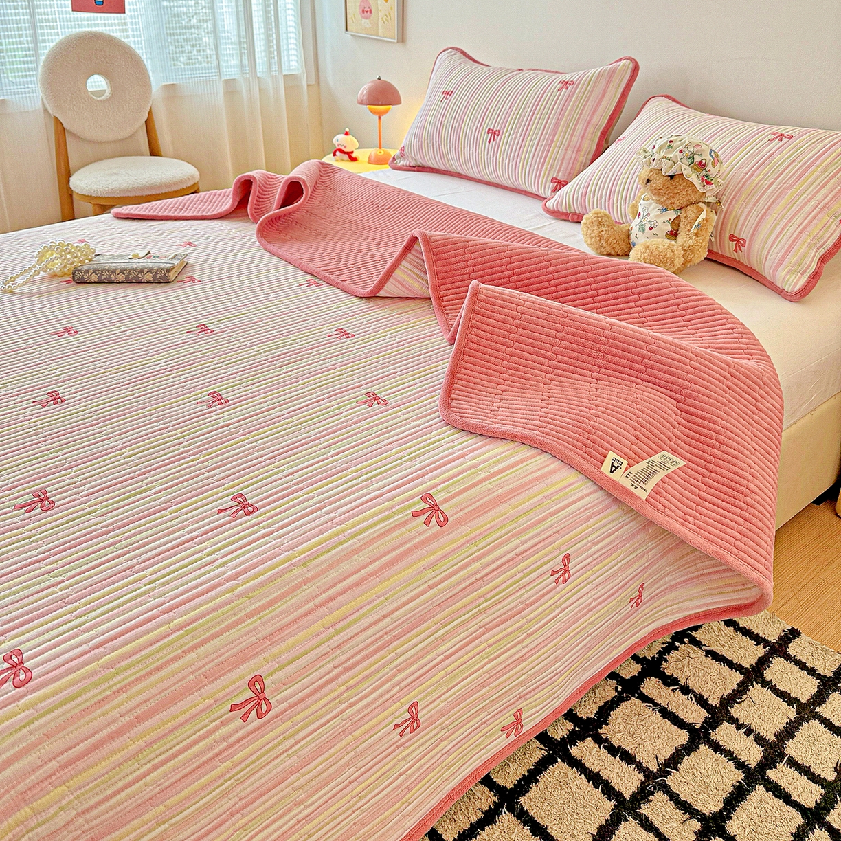 91家纺网 家纺一手货源 找家纺 恒尚居 2025新款双层纱牛奶绒床盖双面两用夹棉床单床垫-秋冬款 四季通用 完美日记【A双层纱-B牛奶绒】