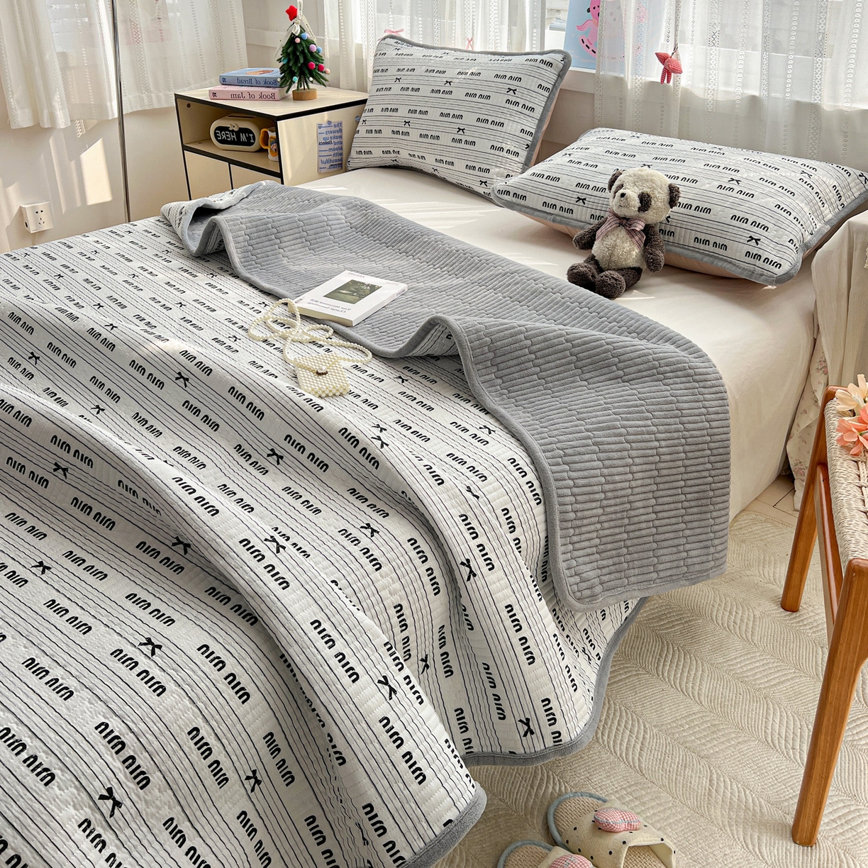 91家纺网 家纺一手货源 找家纺 恒尚居 2025新款双层纱牛奶绒床盖双面两用夹棉床单床垫-秋冬款 四季通用 miu miu【A双层纱-B牛奶绒】