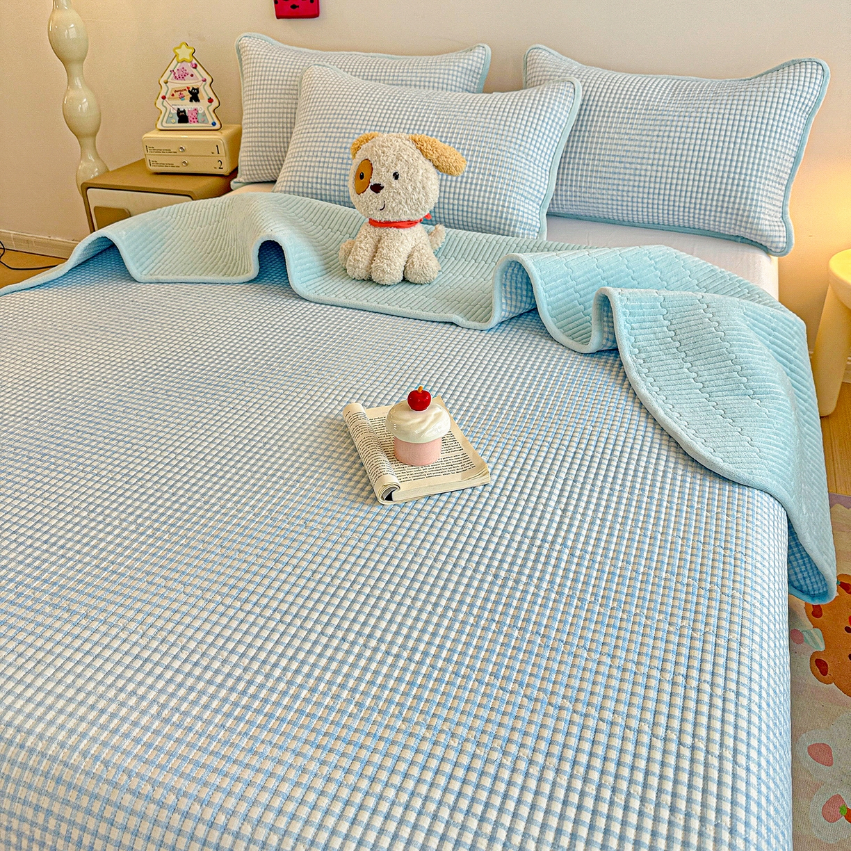 91家纺网 家纺一手货源 找家纺 恒尚居 2025新款双层纱牛奶绒床盖双面两用夹棉床单床垫-秋冬款 四季通用 天蓝格【A双层纱-B牛奶绒】