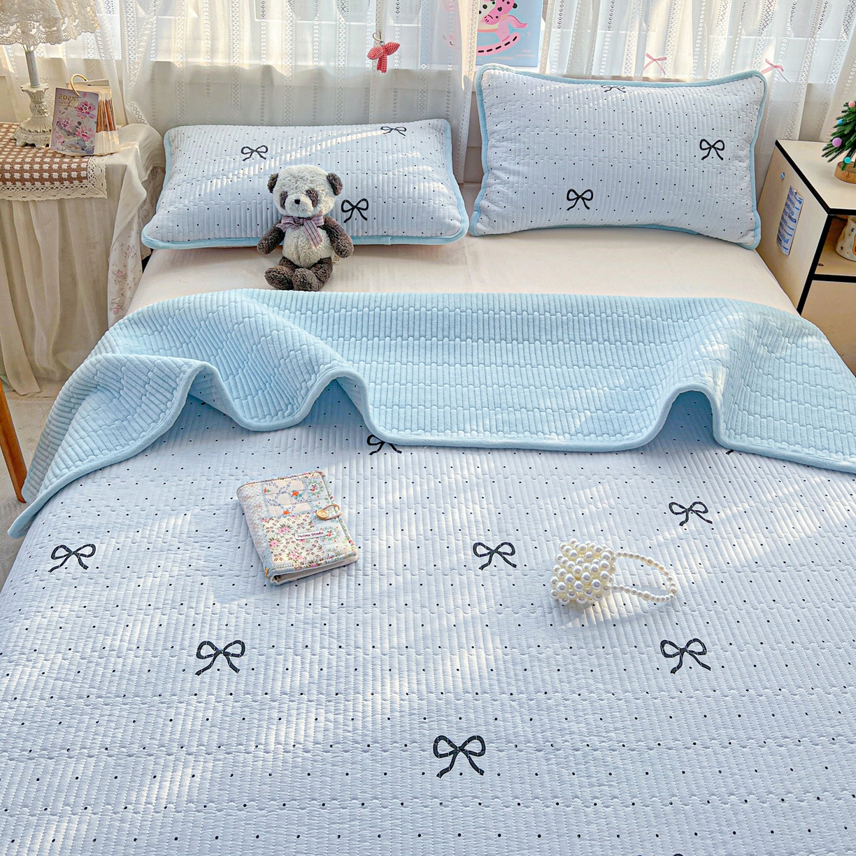 91家纺网 家纺一手货源 找家纺 恒尚居 2025新款双层纱牛奶绒床盖双面两用夹棉床单床垫-秋冬款 四季通用 海盐蝴蝶结【A双层纱-B牛奶绒】