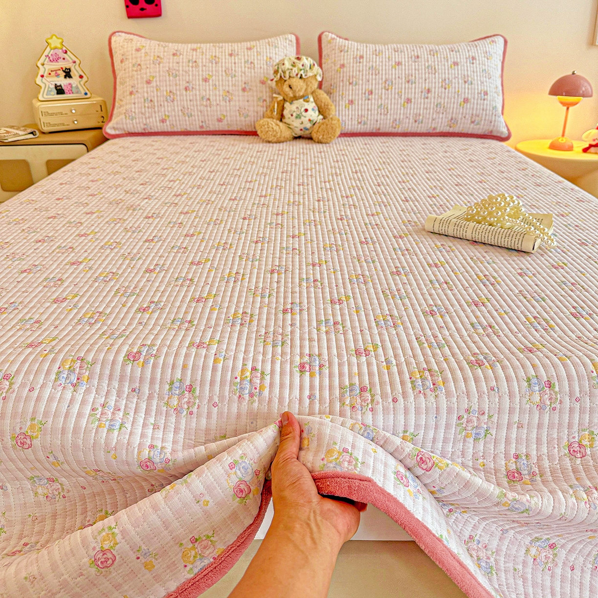 91家纺网 家纺一手货源 找家纺 恒尚居 2025新款双层纱牛奶绒床盖双面两用夹棉床单床垫-秋冬款 四季通用 美好时光【A双层纱-B牛奶绒】