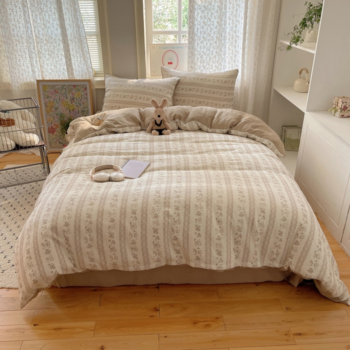 91家纺网 家纺一手货源 找家纺 贝扬思家纺 2025新款亲肤舒适甄选三层纱印花套件系列四件套 蕾丝熊