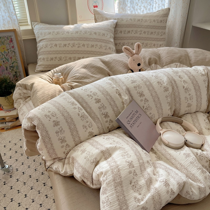 91家纺网 家纺一手货源 找家纺 贝扬思家纺 2025新款亲肤舒适甄选三层纱印花套件系列四件套 蕾丝熊