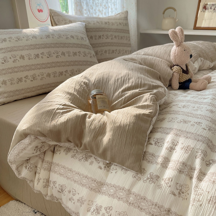 91家纺网 家纺一手货源 找家纺 贝扬思家纺 2025新款亲肤舒适甄选三层纱印花套件系列四件套 蕾丝熊