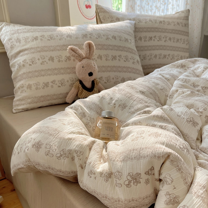 91家纺网 家纺一手货源 找家纺 贝扬思家纺 2025新款亲肤舒适甄选三层纱印花套件系列四件套 蕾丝熊