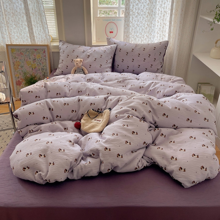 91家纺网 家纺一手货源 找家纺 贝扬思家纺 2025新款亲肤舒适甄选三层纱印花套件系列四件套 葡萄腊肠狗