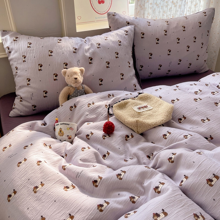 91家纺网 家纺一手货源 找家纺 贝扬思家纺 2025新款亲肤舒适甄选三层纱印花套件系列四件套 葡萄腊肠狗