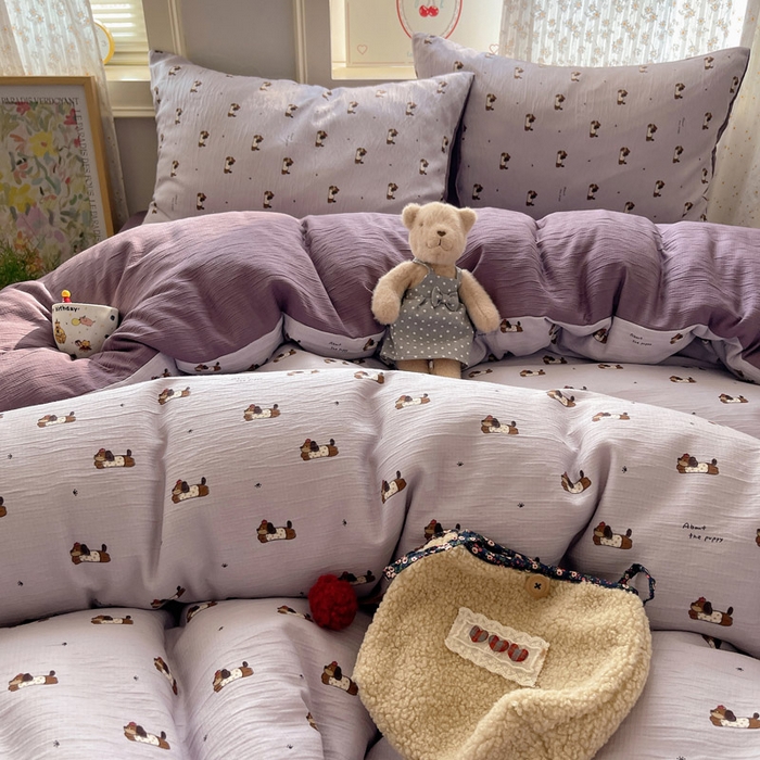 91家纺网 家纺一手货源 找家纺 贝扬思家纺 2025新款亲肤舒适甄选三层纱印花套件系列四件套 葡萄腊肠狗