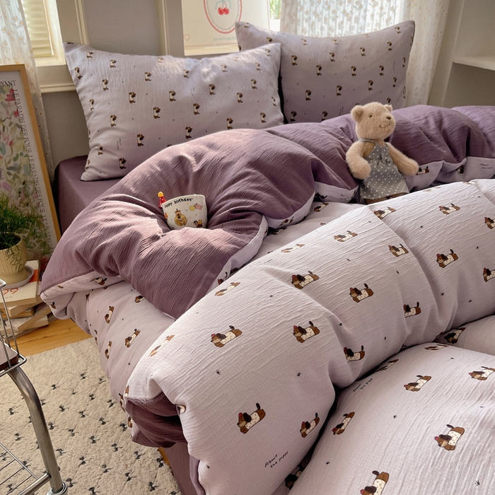 91家纺网 家纺一手货源 找家纺 贝扬思家纺 2025新款亲肤舒适甄选三层纱印花套件系列四件套 葡萄腊肠狗