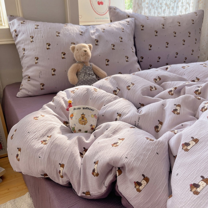 91家纺网 家纺一手货源 找家纺 贝扬思家纺 2025新款亲肤舒适甄选三层纱印花套件系列四件套 葡萄腊肠狗