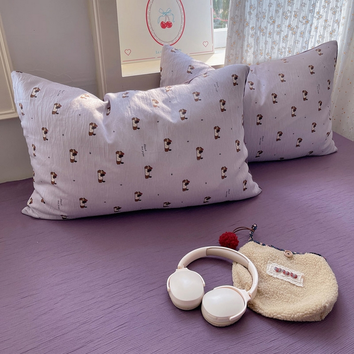 91家纺网 家纺一手货源 找家纺 贝扬思家纺 2025新款亲肤舒适甄选三层纱印花套件系列四件套 葡萄腊肠狗