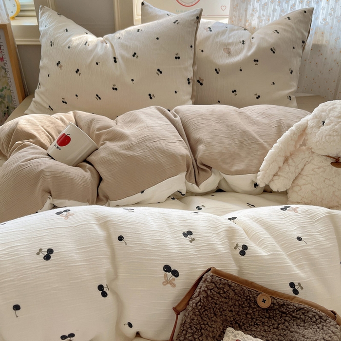 91家纺网 家纺一手货源 找家纺 贝扬思家纺 2025新款亲肤舒适甄选三层纱印花套件系列四件套 樱桃物语