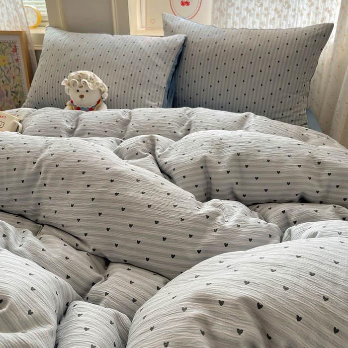 91家纺网 家纺一手货源 找家纺 贝扬思家纺 2025新款亲肤舒适甄选三层纱印花套件系列四件套 雨爱