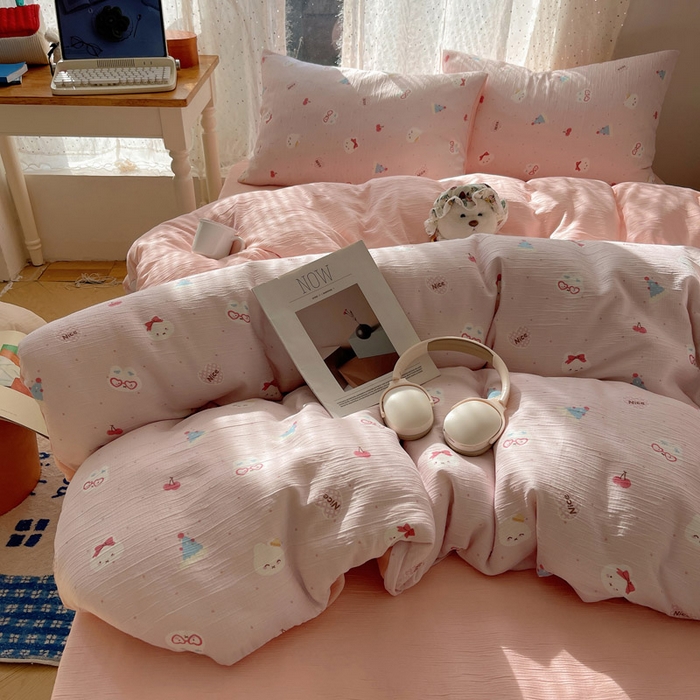 91家纺网 家纺一手货源 找家纺 贝扬思家纺 2025新款亲肤舒适甄选三层纱印花套件系列四件套 芭乐米菲