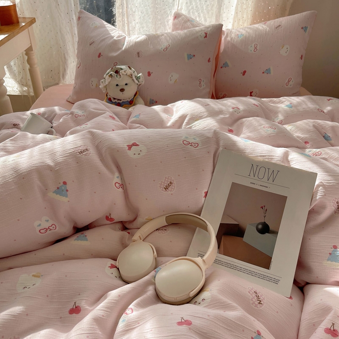 91家纺网 家纺一手货源 找家纺 贝扬思家纺 2025新款亲肤舒适甄选三层纱印花套件系列四件套 芭乐米菲