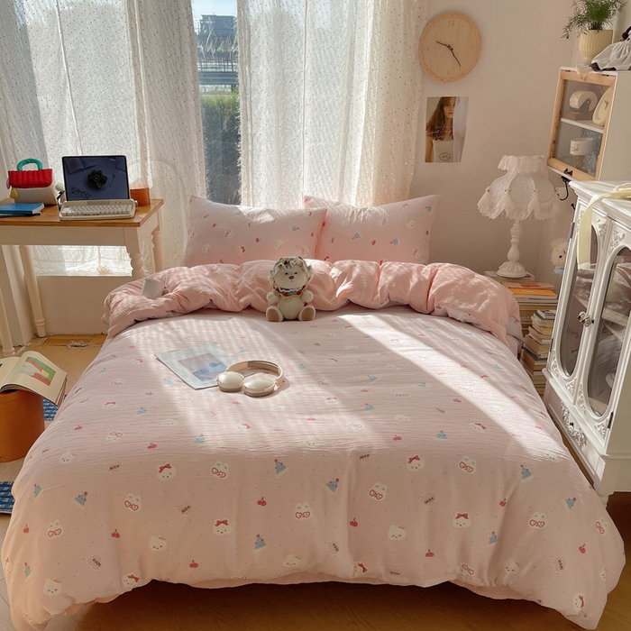 91家纺网 家纺一手货源 找家纺 贝扬思家纺 2025新款亲肤舒适甄选三层纱印花套件系列四件套 芭乐米菲