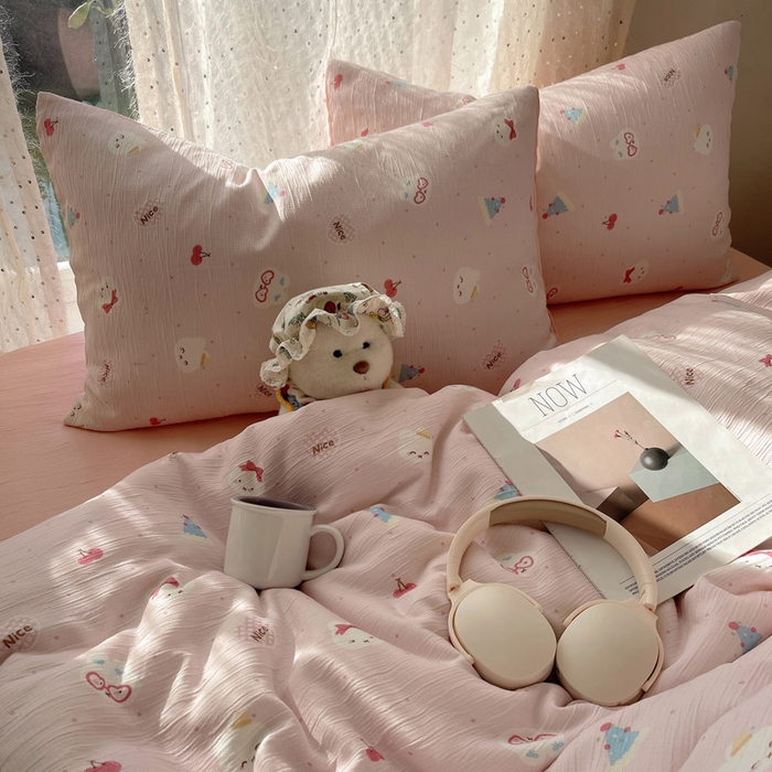 91家纺网 家纺一手货源 找家纺 贝扬思家纺 2025新款亲肤舒适甄选三层纱印花套件系列四件套 芭乐米菲