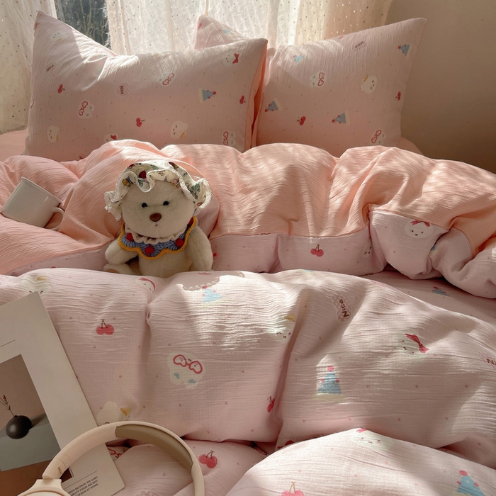 91家纺网 家纺一手货源 找家纺 贝扬思家纺 2025新款亲肤舒适甄选三层纱印花套件系列四件套 芭乐米菲