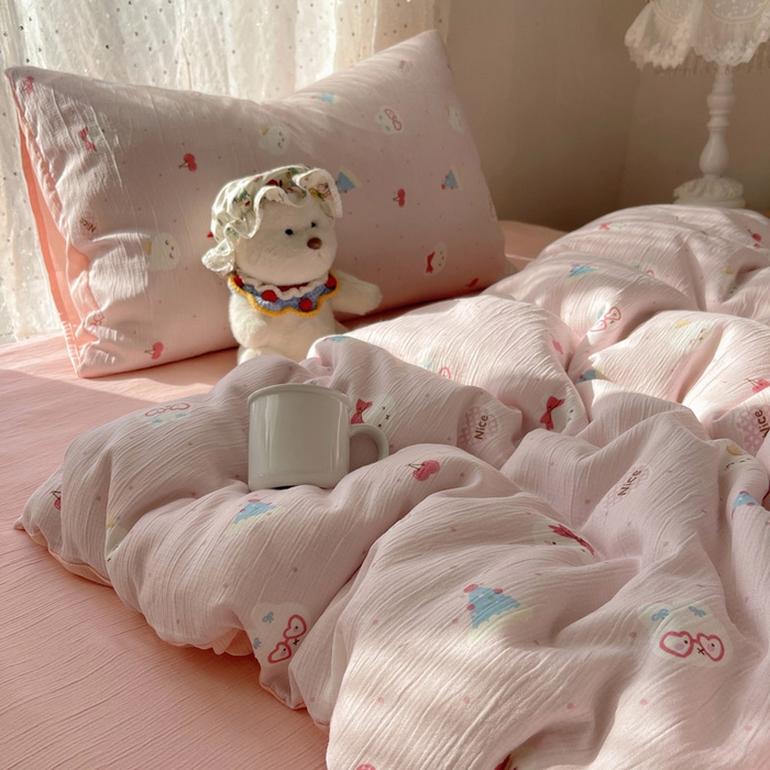 91家纺网 家纺一手货源 找家纺 贝扬思家纺 2025新款亲肤舒适甄选三层纱印花套件系列四件套 芭乐米菲