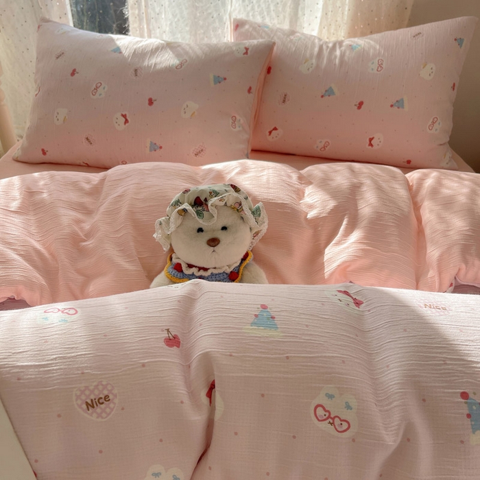 91家纺网 家纺一手货源 找家纺 贝扬思家纺 2025新款亲肤舒适甄选三层纱印花套件系列四件套 芭乐米菲