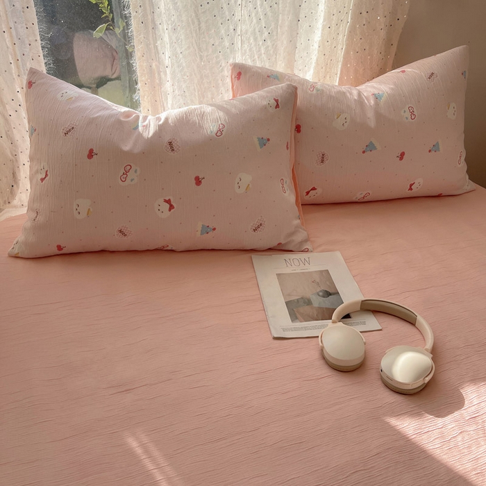 91家纺网 家纺一手货源 找家纺 贝扬思家纺 2025新款亲肤舒适甄选三层纱印花套件系列四件套 芭乐米菲