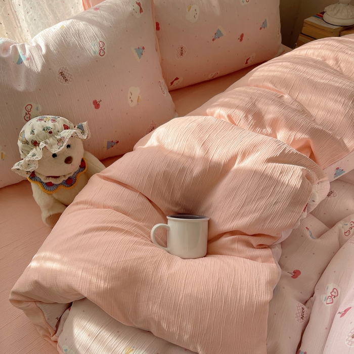 91家纺网 家纺一手货源 找家纺 贝扬思家纺 2025新款亲肤舒适甄选三层纱印花套件系列四件套 芭乐米菲