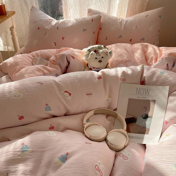 91家纺网 家纺一手货源 找家纺 贝扬思家纺 2025新款亲肤舒适甄选三层纱印花套件系列四件套 芭乐米菲