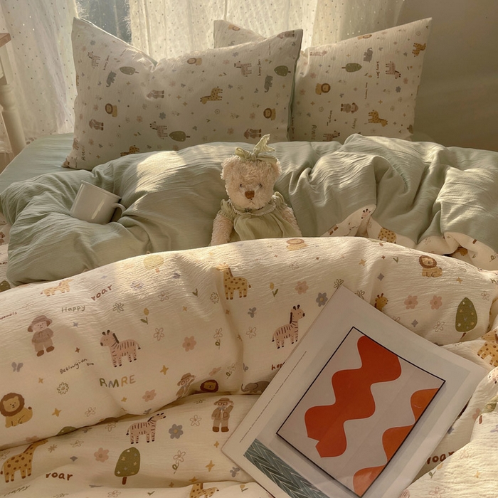 91家纺网 家纺一手货源 找家纺 贝扬思家纺 2025新款亲肤舒适甄选三层纱印花套件系列四件套 动物团团