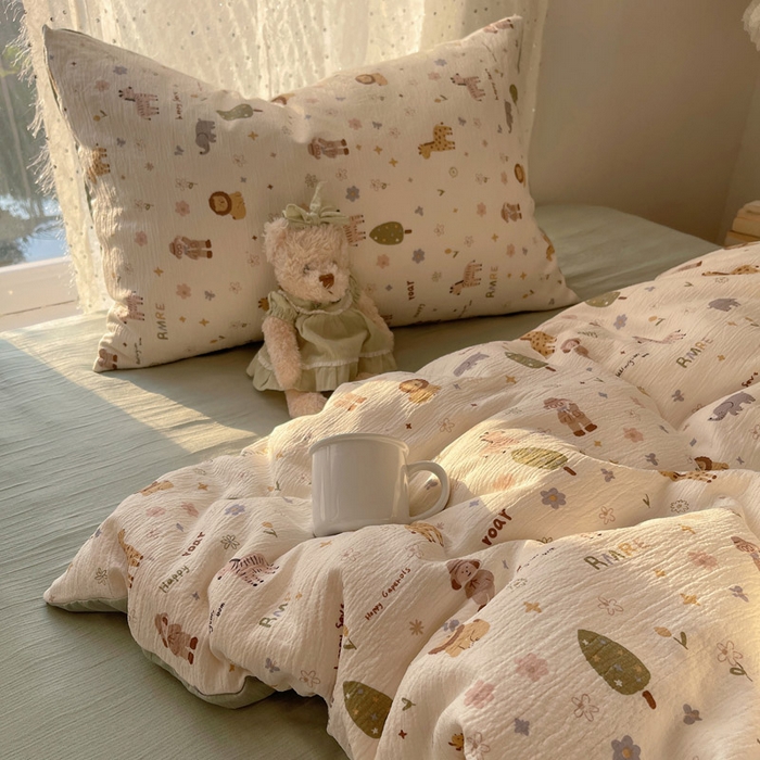 91家纺网 家纺一手货源 找家纺 贝扬思家纺 2025新款亲肤舒适甄选三层纱印花套件系列四件套 动物团团