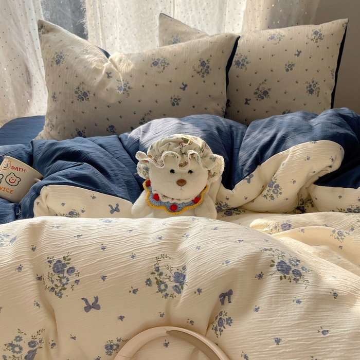 91家纺网 家纺一手货源 找家纺 贝扬思家纺 2025新款亲肤舒适甄选三层纱印花套件系列四件套 贩卖夏风-蓝