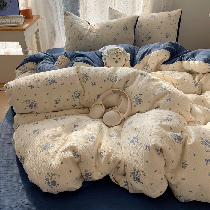 91家纺网 家纺一手货源 找家纺 贝扬思家纺 2025新款亲肤舒适甄选三层纱印花套件系列四件套 贩卖夏风-蓝