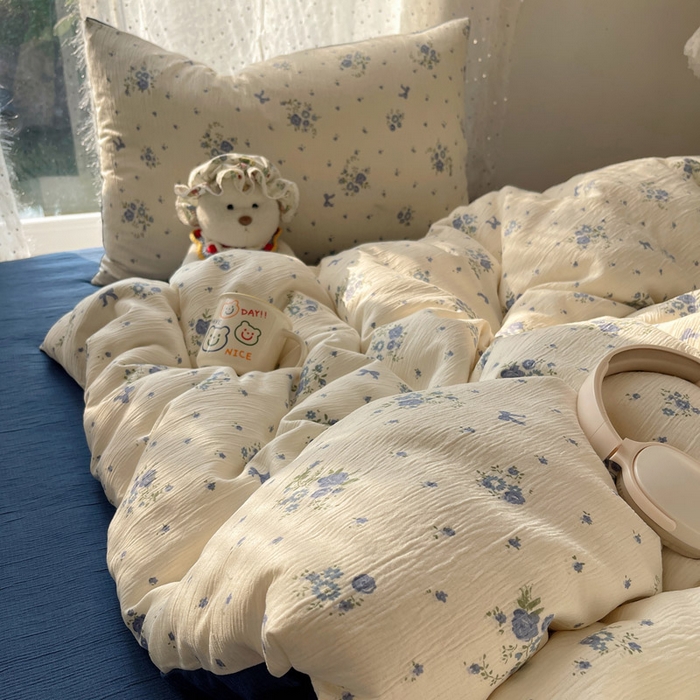 91家纺网 家纺一手货源 找家纺 贝扬思家纺 2025新款亲肤舒适甄选三层纱印花套件系列四件套 贩卖夏风-蓝