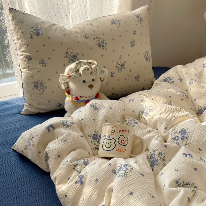 91家纺网 家纺一手货源 找家纺 贝扬思家纺 2025新款亲肤舒适甄选三层纱印花套件系列四件套 贩卖夏风-蓝