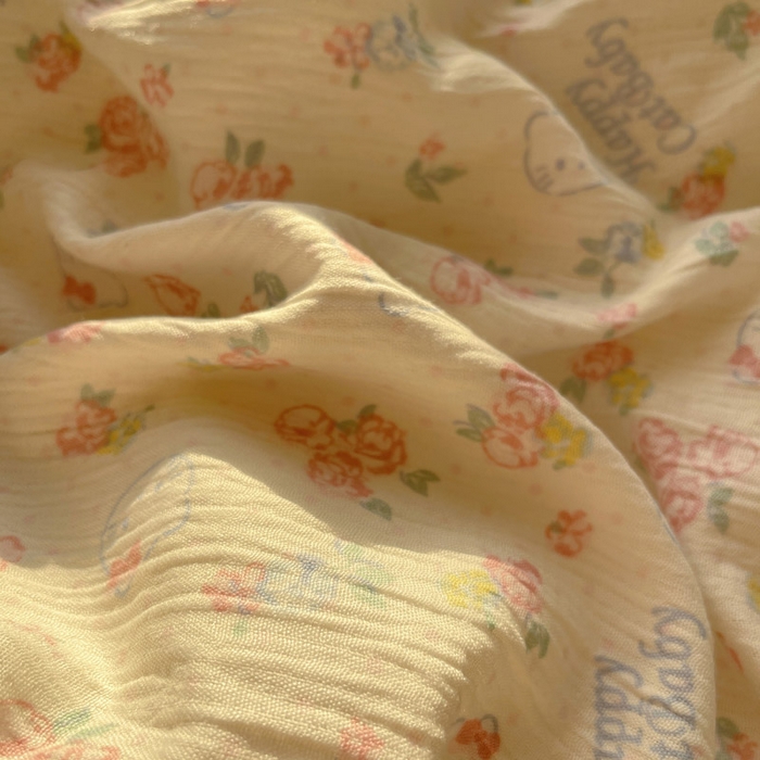 91家纺网 家纺一手货源 找家纺 贝扬思家纺 2025新款亲肤舒适甄选三层纱印花套件系列四件套 花丛点点猫