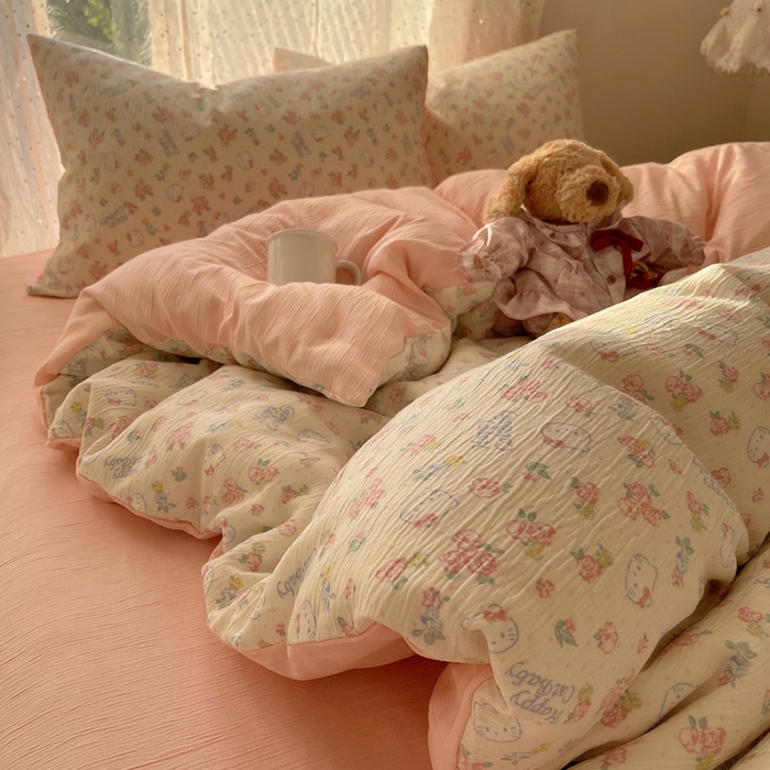 91家纺网 家纺一手货源 找家纺 贝扬思家纺 2025新款亲肤舒适甄选三层纱印花套件系列四件套 花丛点点猫