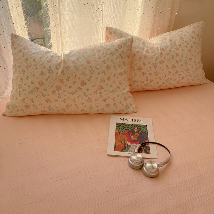 91家纺网 家纺一手货源 找家纺 贝扬思家纺 2025新款亲肤舒适甄选三层纱印花套件系列四件套 花丛点点猫