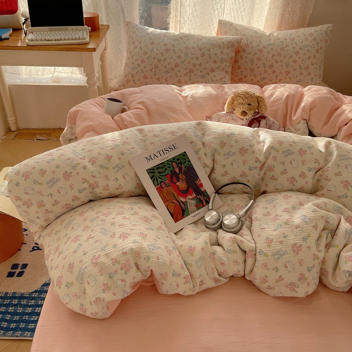 91家纺网 家纺一手货源 找家纺 贝扬思家纺 2025新款亲肤舒适甄选三层纱印花套件系列四件套 花丛点点猫