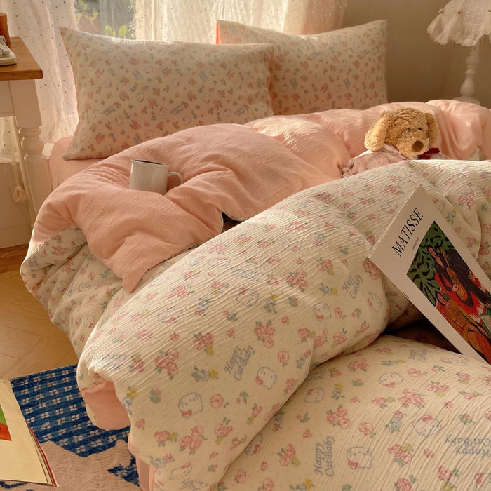 91家纺网 家纺一手货源 找家纺 贝扬思家纺 2025新款亲肤舒适甄选三层纱印花套件系列四件套 花丛点点猫