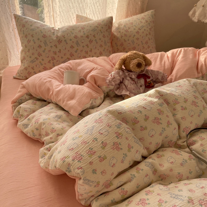 91家纺网 家纺一手货源 找家纺 贝扬思家纺 2025新款亲肤舒适甄选三层纱印花套件系列四件套 花丛点点猫