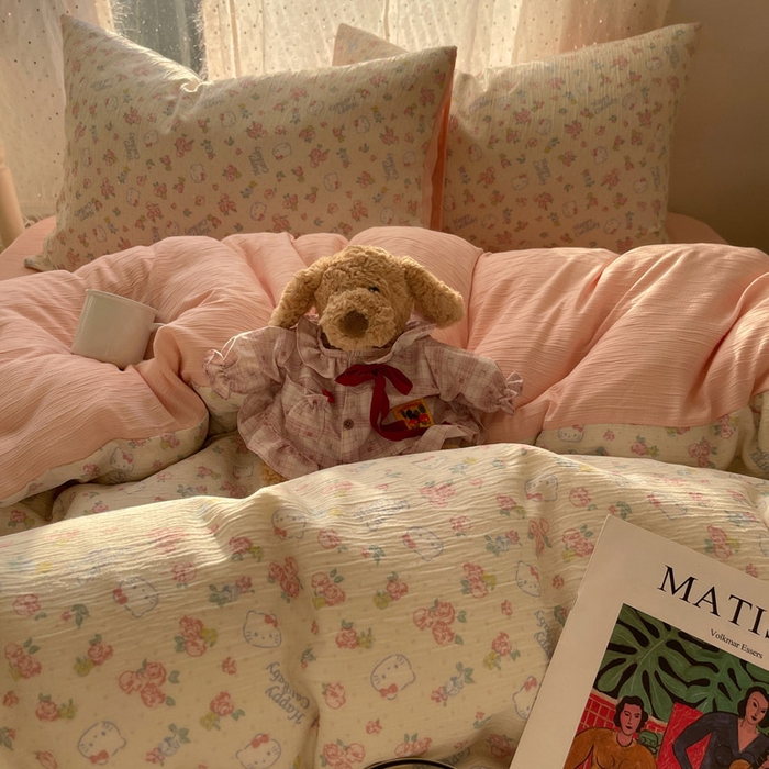 91家纺网 家纺一手货源 找家纺 贝扬思家纺 2025新款亲肤舒适甄选三层纱印花套件系列四件套 花丛点点猫