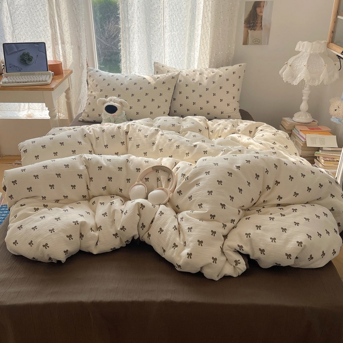 91家纺网 家纺一手货源 找家纺 贝扬思家纺 2025新款亲肤舒适甄选三层纱印花套件系列四件套 碱水结