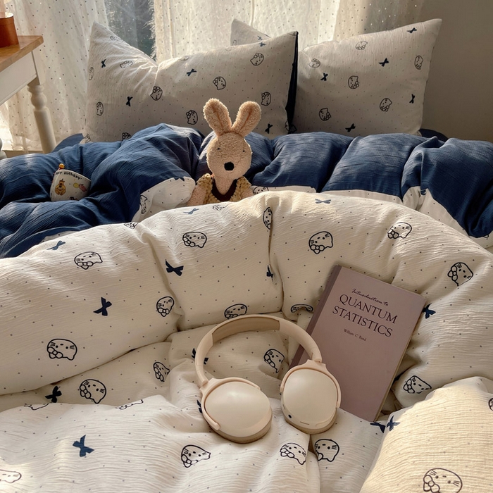 91家纺网 家纺一手货源 找家纺 贝扬思家纺 2025新款亲肤舒适甄选三层纱印花套件系列四件套 蓝莓小猫